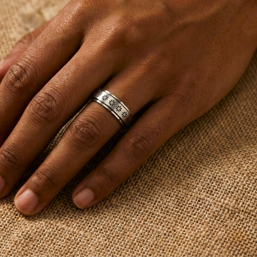 Tārā Spinning Ring